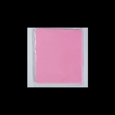 Pano rosa de microfibra rectangular embalado a vácuo sobre fundo branco