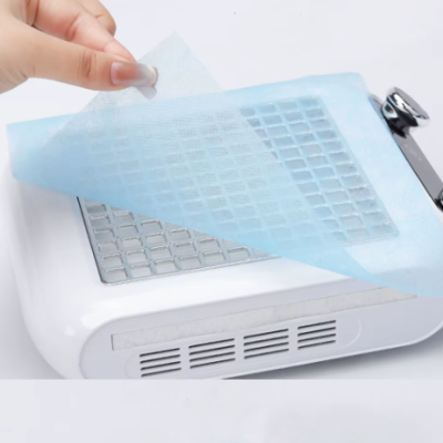 Aparelho branco com grelha metálica protegido por camada azul sendo removida por mão