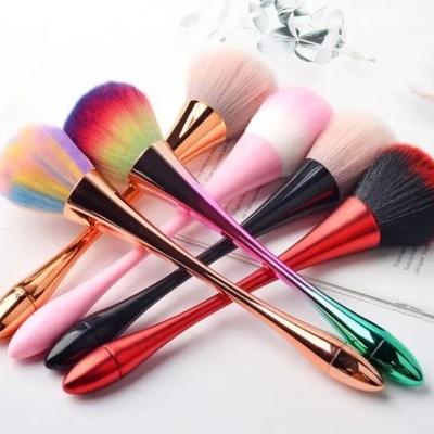 Conjunto colorido de pincéis de maquilhagem com cabos metálicos e cerdas multicoloridas