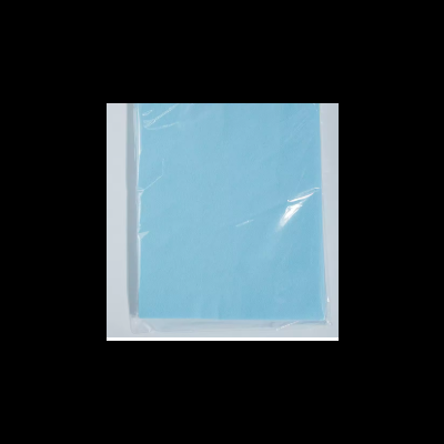 Manta azul embalada em plástico transparente