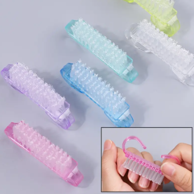 Conjunto de escovas de unhas coloridas em plástico translúcido com cerdas duras.