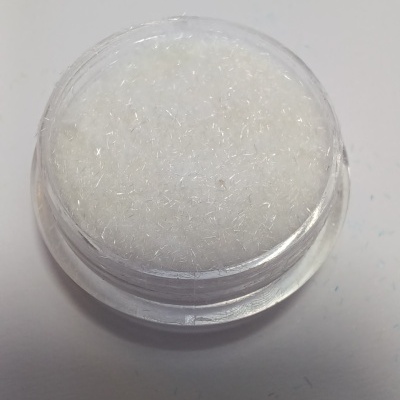 Recipiente transparente com microfibras brancas