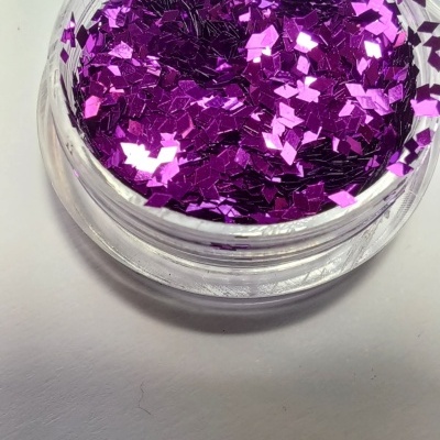 Frasco de glitter roxo brilhante com partículas pequenas em plástico transparente