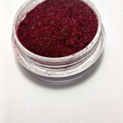 Pote transparente com fios vermelhos finos dentro