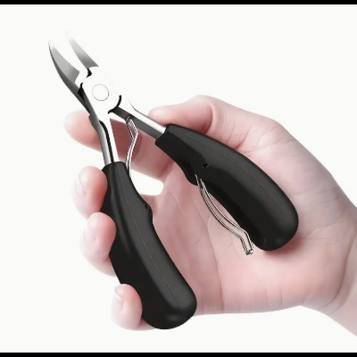 Alicate de precisão metálico com punhos pretos numa mão