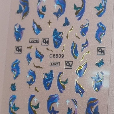 Folha de autocolantes holográficos para unhas com desenhos azuis, dourados e texto 'LOVE' e 'QN'.