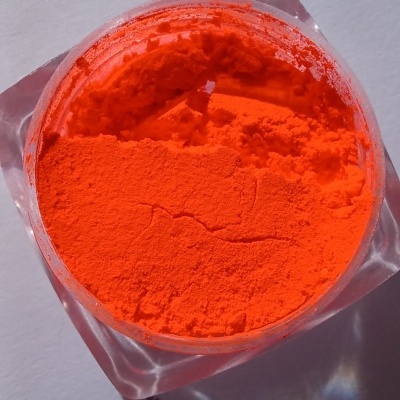 Recipiente quadrado com pó pigmento laranja fluorescente