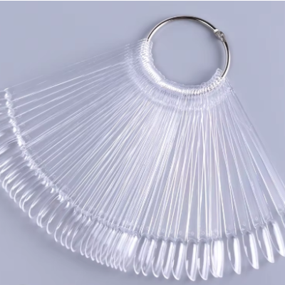 Anel metálico com placas de amostra de unha artificiais transparentes