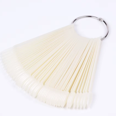 Paleta de amostras de unhas em plástico branco com aro metálico