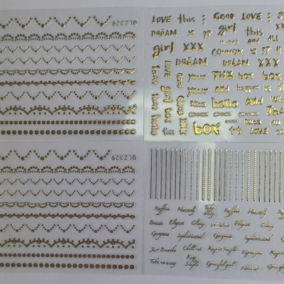 Quatro folhas de autocolantes decorativos para unhas com padrões e texto em tons dourados, prateados e castanhos