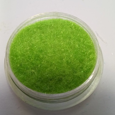 Frasco transparente com fibras verdes fluorescentes