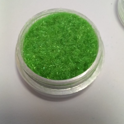 Pote plástico transparente com fibras verdes brilhantes