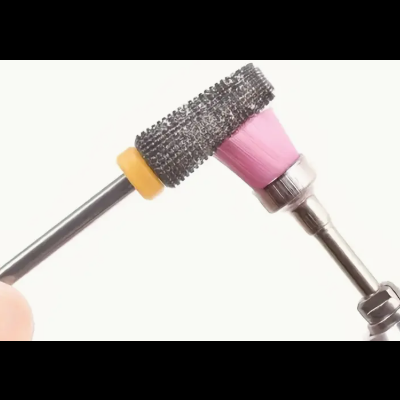 Duas ferramentas rotativas com acessórios abrasivos em uso