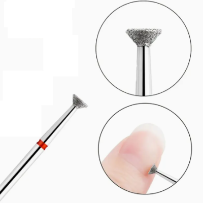 Ferramenta pequena de metal com ponta abrasiva cónica e detalhe na unha
