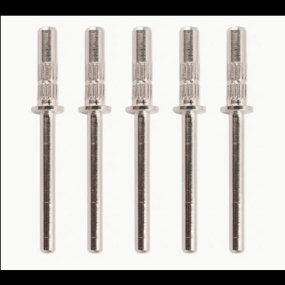 Cinco rebites metálicos prateados alinhados em fundo branco.