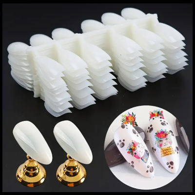 Extensões ou unhas postiças brancas empilhadas com suportes dourados e unhas decoradas com lhamas coloridas