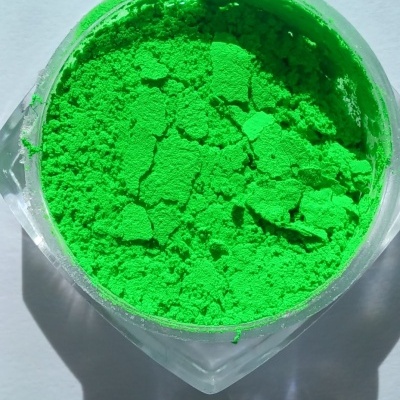 Frasco transparente com pó verde fluorescente vibrante