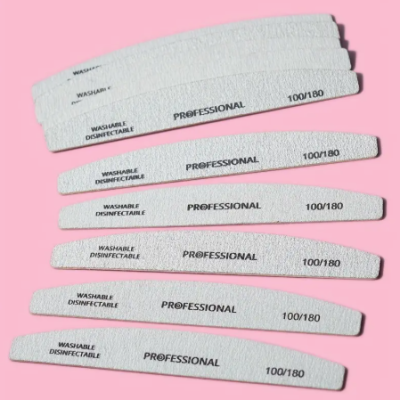 Conjunto de limas de unha brancas com texto impresso sobre fundo rosa