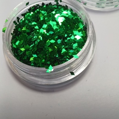 Recipiente com glitter verde em pedaços irregulares