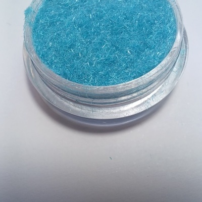 Recipiente com fibra sintética azul e prateada sobre fundo branco