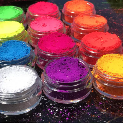 Frascos com pigmentos em pó coloridos variados