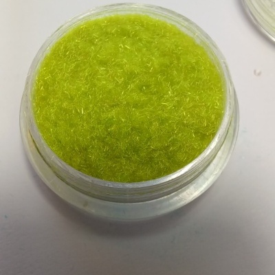 Frasco plástico com material fibroso amarelo neon