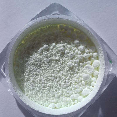 Frasco quadrado transparente com pó branco granulado ou bolhoso visto de cima