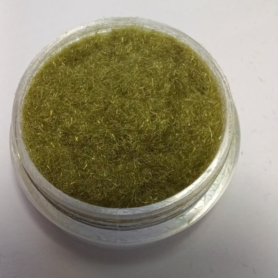 Recipiente transparente com fibras verdes e tampa ao fundo