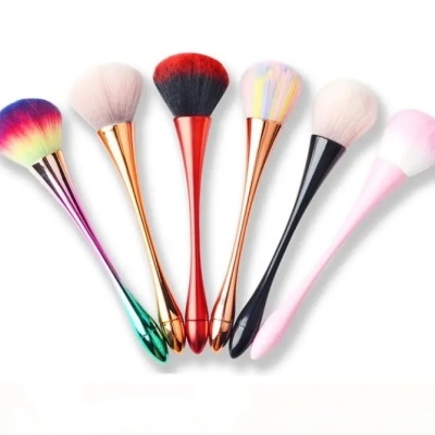 Seis pincéis de maquilhagem coloridos em fundo branco