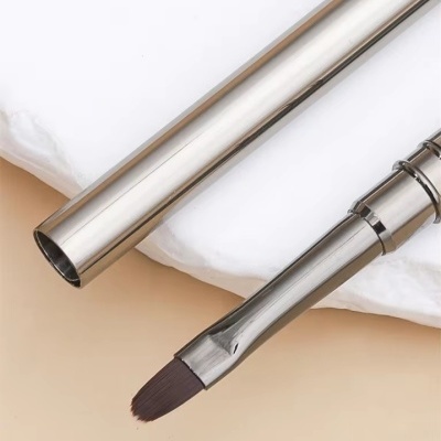 Pincel de maquilhagem com estojo metálico prateado e cerdas escuras