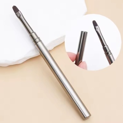 Pincel de maquilhagem metálico prateado com cerdas escuras