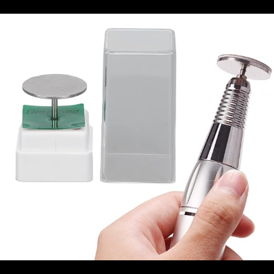 Conjunto de dermatologia com aparelho metálico prateado, base branca e caixa transparente.