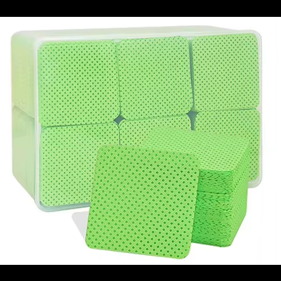 Pacote de esponjas verdes com pequenos buracos pretos