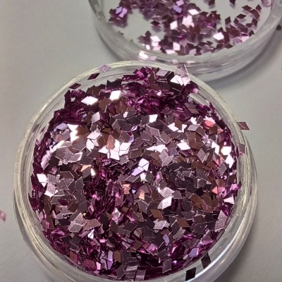 Pequeno recipiente com purpurinas rosa quadradas