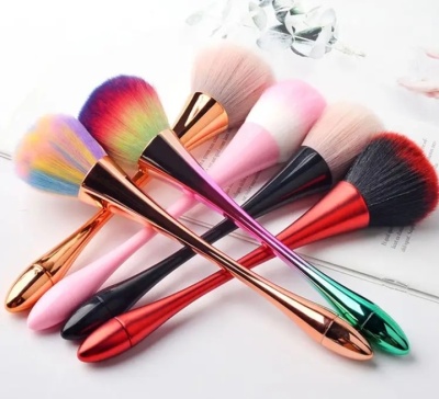 Conjunto colorido de pincéis de maquilhagem com cabos metálicos e cerdas multicoloridas