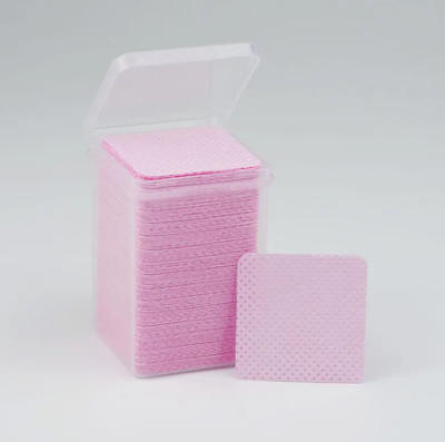 Caixa com discos de tecido não tecido rosa quadrados e perfurados