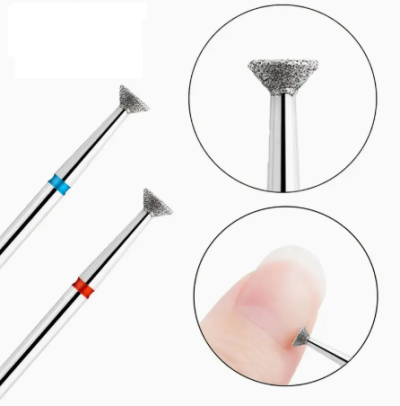 Duas ferramentas pequenas metálicas com ponteiras cónicas texturizadas, uma com anel azul e outra com anel vermelho, usadas para cuidados nas unhas.