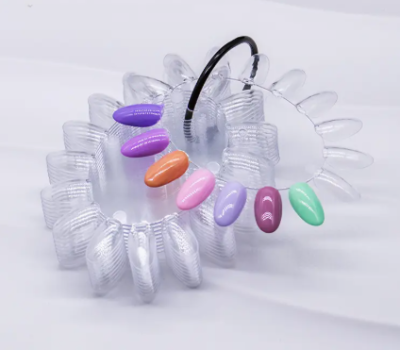 Mostruário transparente com unhas artificiais em várias cores