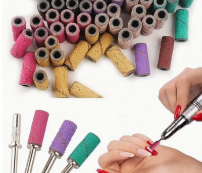 Ponteiras de lixa coloridas para manicure com mão usando ferramenta.