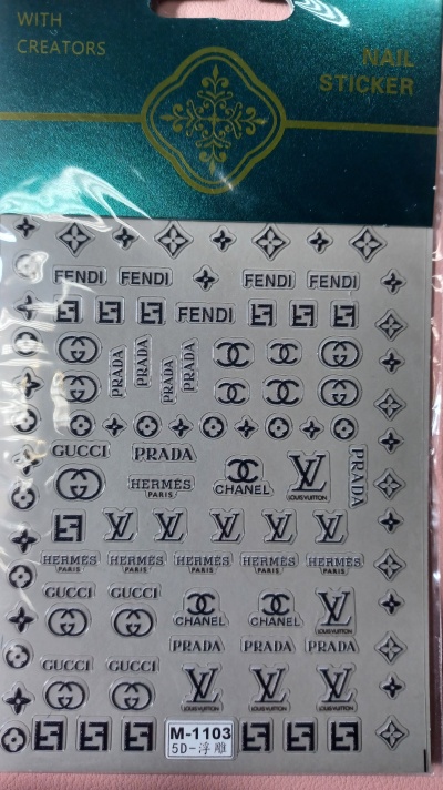 Autocolantes para unhas com logotipos de várias marcas de moda, embalagem verde e letras douradas