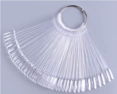 Anel metálico com placas de amostra de unha artificiais transparentes