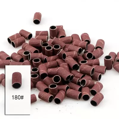 Pequenos cilindros abrasivos castanho-avermelhados com etiqueta 180#