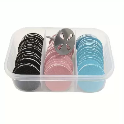 Conjunto de discos abrasivos coloridos organizados em caixa de plástico com acessório metálico.