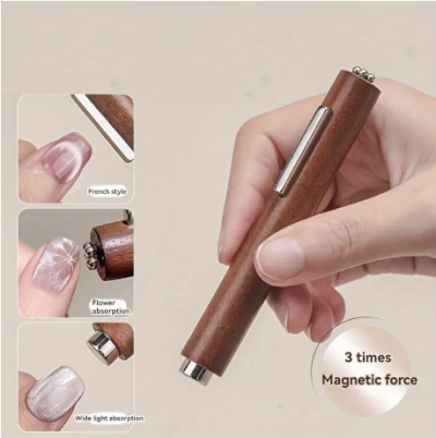 caneta estilo madeira com detalhes metálicos e unhas decoradas