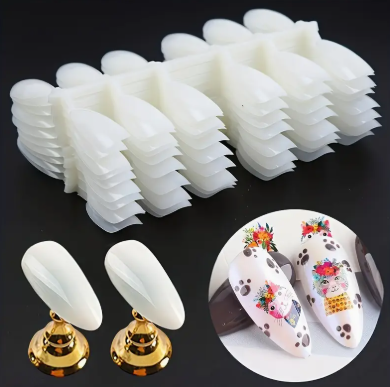 Extensões ou unhas postiças brancas empilhadas com suportes dourados e unhas decoradas com lhamas coloridas