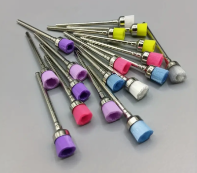 Brocas metálicas com extremidades coloridas sobre fundo cinza