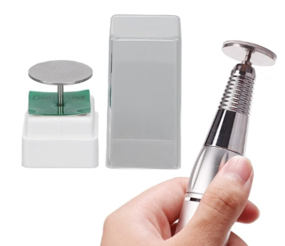 Conjunto de dermatologia com aparelho metálico prateado, base branca e caixa transparente.