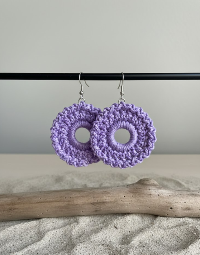 Brincos redondos de crochet lilás com centro vazado