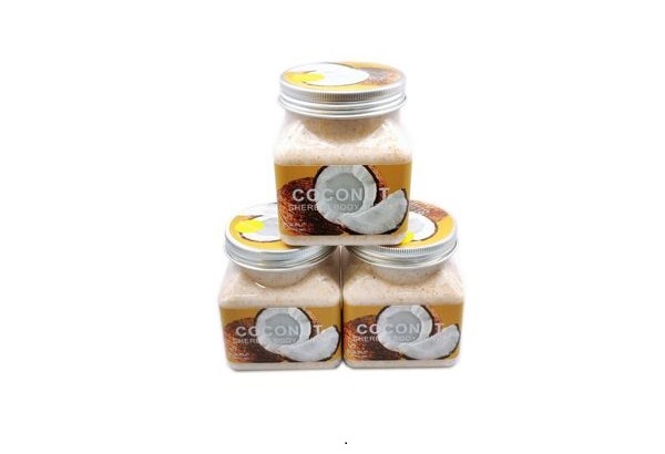 Três frascos de vidro com rótulos e tampas metálicas prateadas contendo produto castanho claro