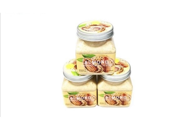 Frascos de creme de amêndoas em fundo branco